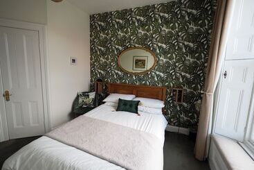 تختخواب و صبحانه Cowrie Guest House