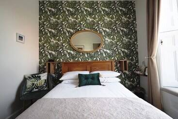 تختخواب و صبحانه Cowrie Guest House