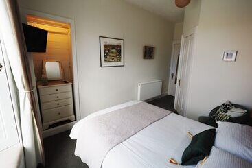 تختخواب و صبحانه Cowrie Guest House