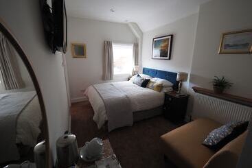 تختخواب و صبحانه Cowrie Guest House
