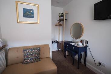 تختخواب و صبحانه Cowrie Guest House