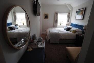 تختخواب و صبحانه Cowrie Guest House