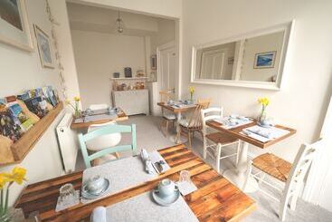 تختخواب و صبحانه Cowrie Guest House