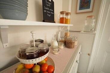 تختخواب و صبحانه Cowrie Guest House
