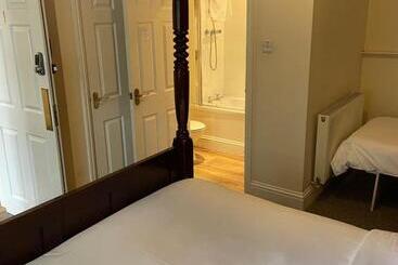 پانسیون Corncroft Guest House