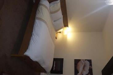 پانسیون Roosecote Guest House