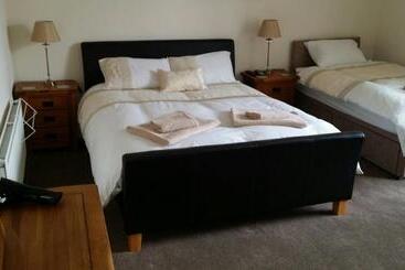 پانسیون Roosecote Guest House