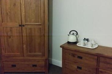 پانسیون Roosecote Guest House