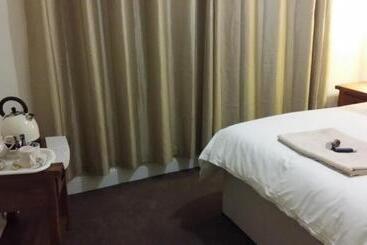 پانسیون Roosecote Guest House