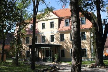 Gutshof Leipzig  Podelwitz Pension