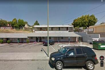 Commodore Motel