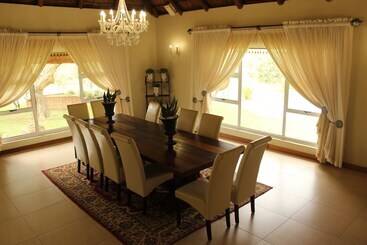 پانسیون La Barune Game Lodge