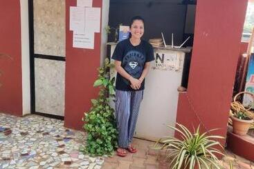 پانسیون Leon Hide Out Guest House