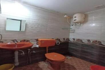 پانسیون Leon Hide Out Guest House
