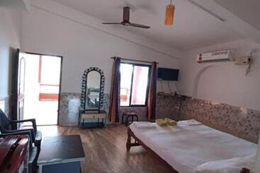 پانسیون Leon Hide Out Guest House