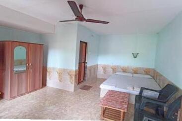 پانسیون Leon Hide Out Guest House