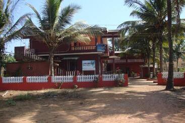 پانسیون Leon Hide Out Guest House