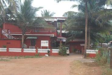 پانسیون Leon Hide Out Guest House