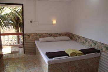 پانسیون Leon Hide Out Guest House