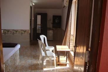 پانسیون Leon Hide Out Guest House
