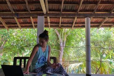 پانسیون Siri Medura Surf Yoga Meditation Guesthouse And Hostel