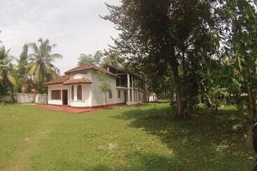 پانسیون Siri Medura Surf Yoga Meditation Guesthouse And Hostel