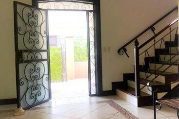 هاستل Ester`s Place