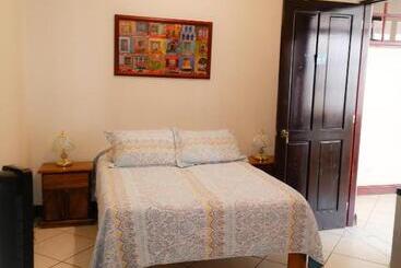 هاستل Ester`s Place