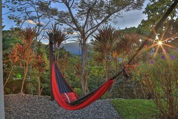 تختخواب و صبحانه Nature's Edge Boutique