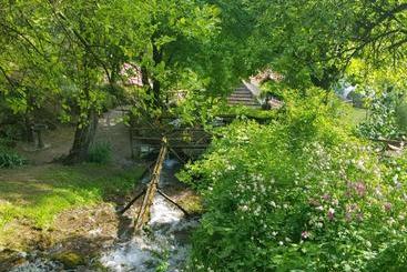 پانسیون Guest House Lisinski Raj