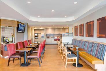 هتل Towneplace Suites By Marriott Louisville North