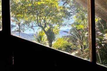پانسیون Jungle Lodge