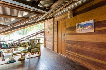 پانسیون Jungle Lodge