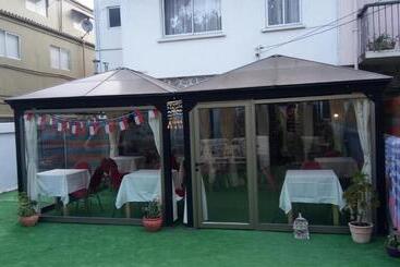 پانسیون Hostal Los Castanos