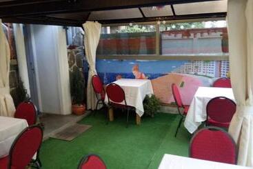 پانسیون Hostal Los Castanos