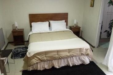 پانسیون Hostal Los Castanos