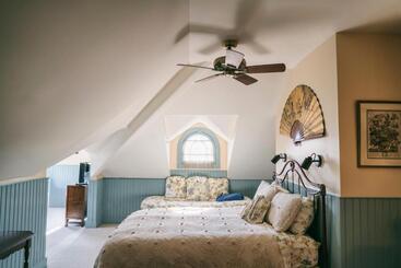تختخواب و صبحانه Hummingbird Inn