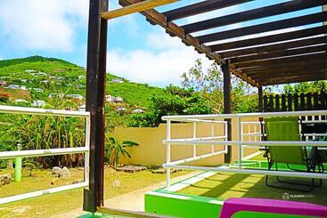 پانسیون Over The Hill Residence