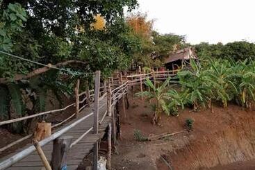هاستل Tree Lodge Banlung