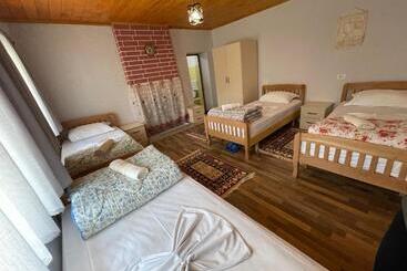 پانسیون Guesthouse Gjin Thana
