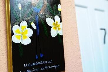 پانسیون Hostal Mariella