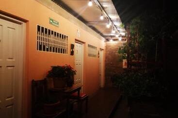 پانسیون Hostal Mariella