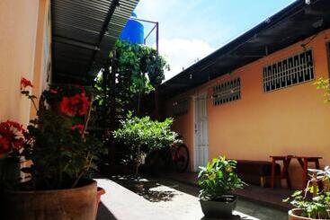 پانسیون Hostal Mariella
