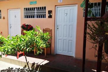 پانسیون Hostal Mariella