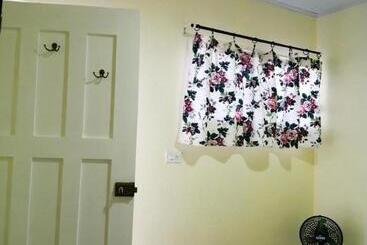 پانسیون Hostal Mariella