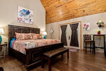 هاستل The Woods Cabins