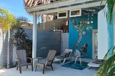 پانسیون Sandcastle Beach Apartments