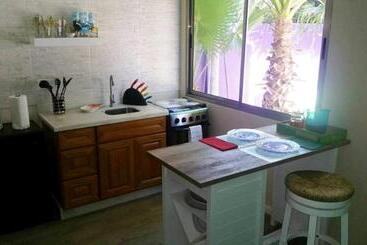 پانسیون Sandcastle Beach Apartments