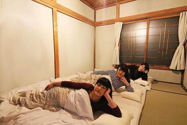 پانسیون Kushiro Guesthouse Cook A Doodle Doo   Hostel