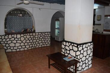 هاستل Karibu Inn